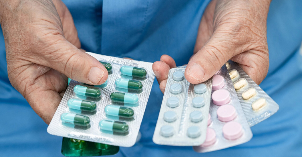 Антибиотики: когда они спасают, а когда микробы становятся сильнее лекарства